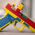 Prawdziwy pistolet jak zabawka z klocków. Lego oburzone i składa protest