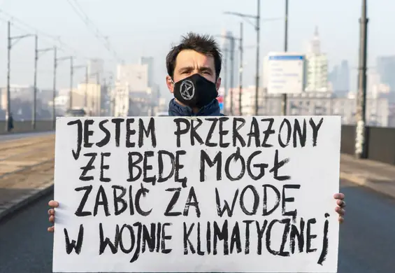 "Jestem przerażony, czeka nas wojna klimatyczna". W ramach protestu zablokował most Poniatowskiego