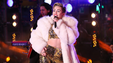 Przeziębiona Miley Cyrus na koncercie sylwestrowym. Choć chora, pokazała kawałek ciała