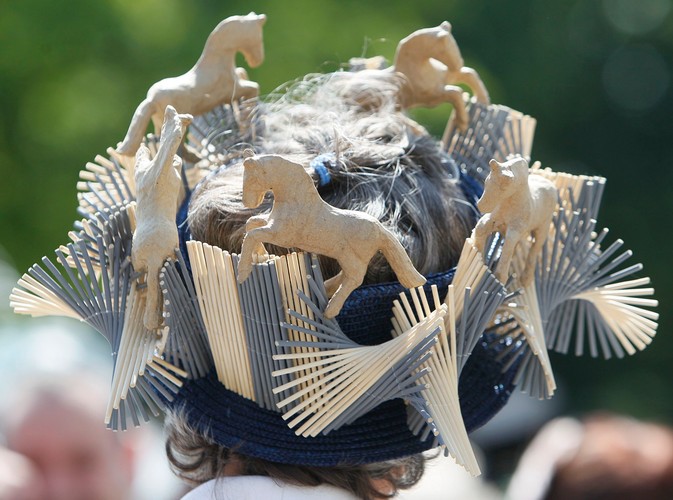 Jeden z kapeluszy pierwszego dnia wyścigów konnych w Ascot