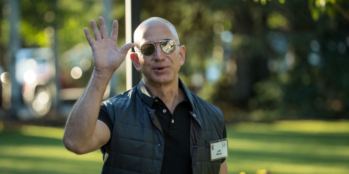 Na czele Amazona stoi Jeff Bezos, który jest jednym z najbogatszych ludzi świata