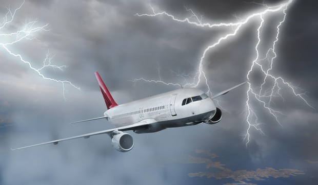 Ilustracija: grom udara u avion