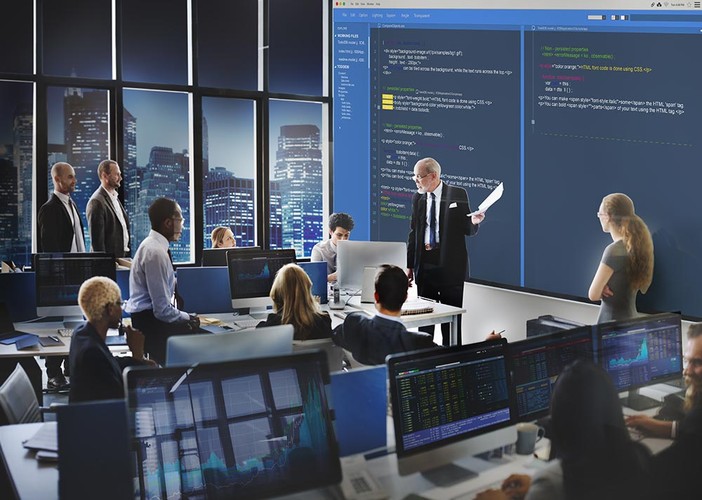 Akceleratory wskazują propozycje problemów, które czekają na rozwiązania wykorzystujące nowoczesne metody i narzędzia informatyczne. Później rekrutują ludzi, którzy są gotowi się z nimi zmierzyć. Praca pozornie przypomina realizację zadania w dziale badawczo-rozwojowym korporacji z branży IT. Zasadnicza różnica polega jednak na tym, że wypracowane rozwiązanie pozostanie własnością autorów i będzie mogło stanowić zalążek własnej firmy.