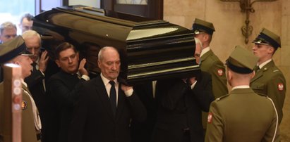 Macierewicz wniósł trumnę z ciałem przyjaciela