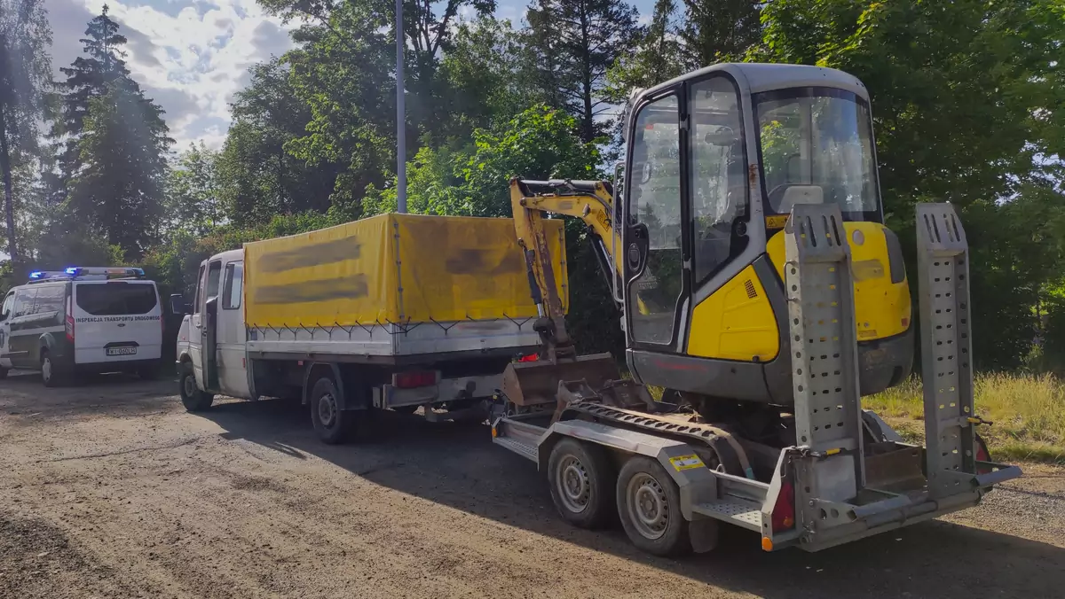 Zatrzymany dostawczak z przyczepą na drodze nr 7