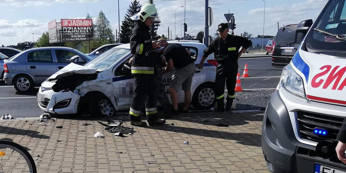 Samochód SOP zderzył się osobówką. Jedna osoba ranna