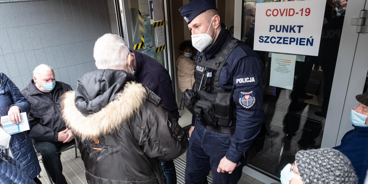 Policja pilnowała w Poznaniu kolejki do szczepień.