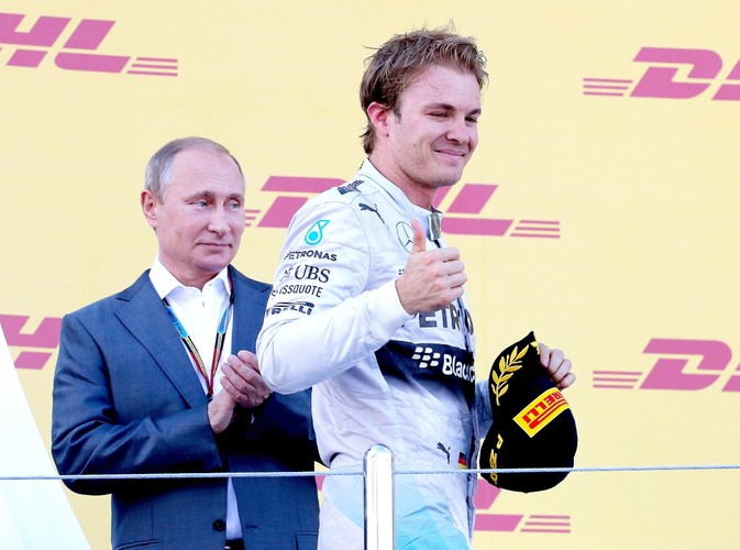 Władimir Putin carem Formuły 1. Wręczał nagrody kierowcom po Grand Prix Rosji
