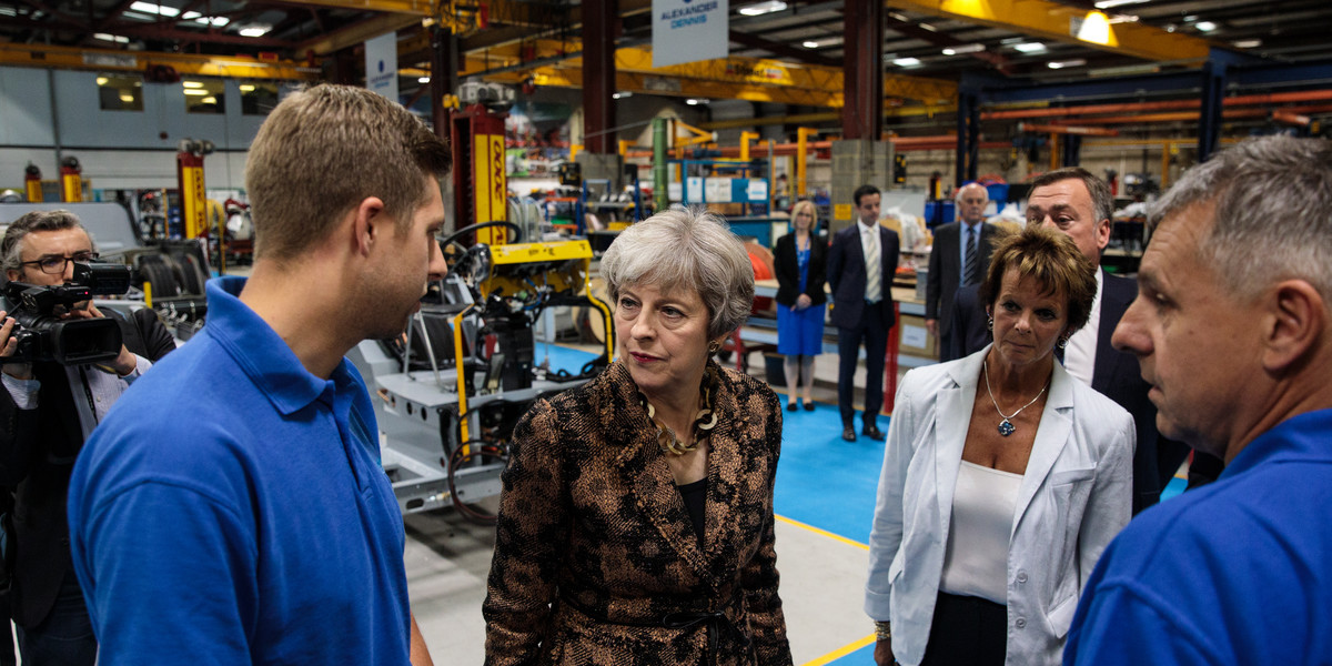 Premier Wielkiej Brytanii Theresa May w fabryce autobusów
