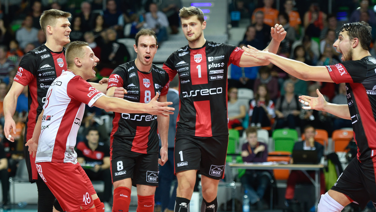 Siatkarze Asseco Resovii Rzeszów rozbili Cerrad Czarnych Radom 3:0 (25:18, 25:16, 25:15) w jedynym niedzielnym meczu 6. kolejki PlusLigi. Podopieczni trenera Andrzeja Kowala efektownie odkuli się za środową porażkę 0:3 z Cuprum Lubin.