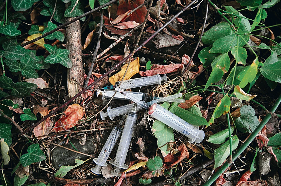 Zelena površina puna medicinskog otpada