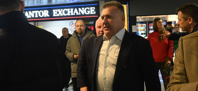 Prezes PZPN witał polskie piłkarki na lotnisku. Kulesza wręczył Pajor bukiet kwiatów