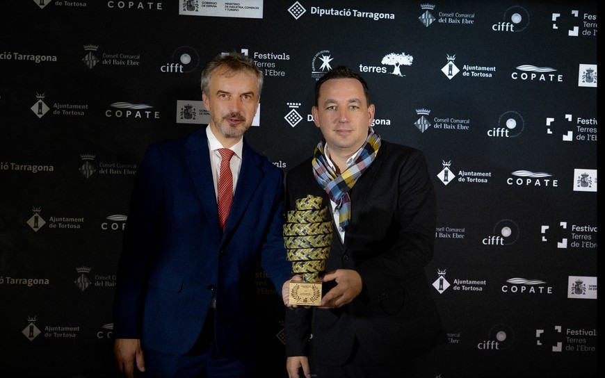 Andrzej Jerie, dyrektor CHZ ( z lewej) i Michał Zieliński, reżyser oraz autor scenariusza z nagrodą