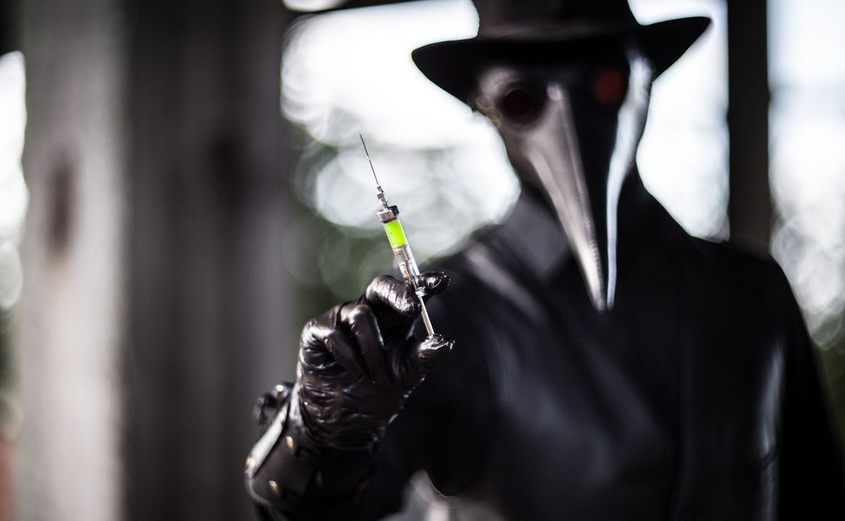 Dżuma, cholera, grypa hiszpanka, lekarz i strzykawka