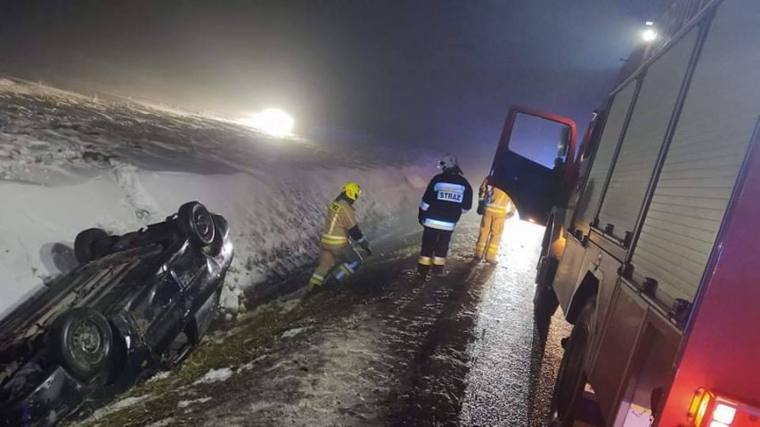 Dachowanie pod Barczewem. Kierowca zbiegł z miejsca zdarzenia [ZDJĘCIA]