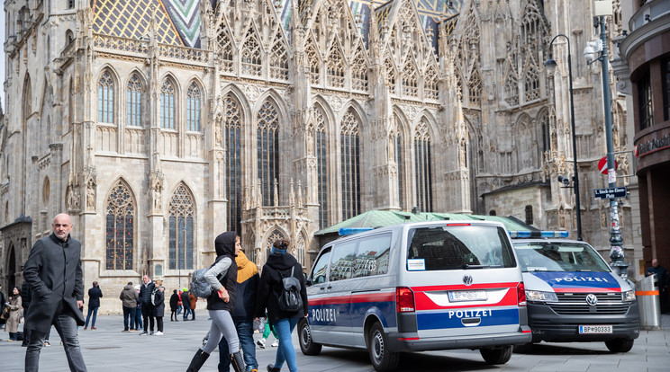 Rendőrségi jármű áll a bécsi Szent István-székesegyház (Stephansdom) előtt 2023. március 15-én, miután az osztrák rendőrség hírszerzési forrásokra hivatkozva bécsi templomok elleni iszlamista terrortámadásokra figyelmeztetett / Fotó: MTI/EPA/MAX BRUCKER