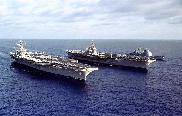 USS Independence i Nimitz w 1997 r.
