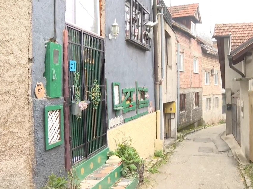 PRLJAVE LUTKE U SAKSIJAMA I CRNE REŠETKE NA PROZORIMA Ovako izgleda kuća Aneli Ahmić u Sarajevu, komšije sve otkrile o Grofici: "Došli su posle rata" (VIDEO)