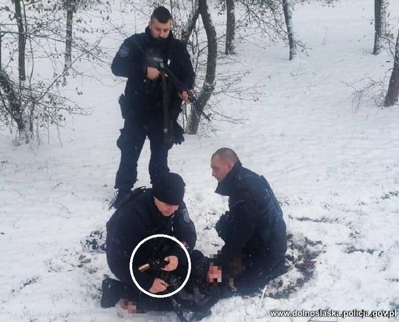 Moment zatrzymania Maksymiliana F., kiedy policjant odbiera mu pistolet. Źródło: Materiały KWP we Wrocławiu