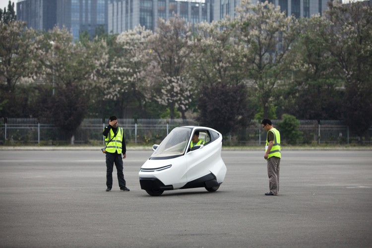 Prototyp 1703 może poruszać się autonomicznie – w filmie promocyjnym widzimy kobietę malującą usta i korzystającą z iPhone’a podczas gdy pojazd zatacza koła na parkingu – albo można nim sterować korzystając z myszki komputerowej i 24-calowego ekranu.
