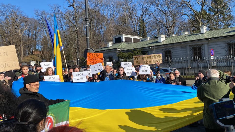 Manifestacja przed rosyjską ambasadą w Warszawie