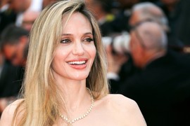 Anđelina Džoli se SKROZ OFARABALA U PLAVO I SKRATILA KOSU NA POLA: Evo da li je njena BOŽANSKA lepota pregrmela ovu transformaciju - glumica u društvu sina koji samo pravi probleme