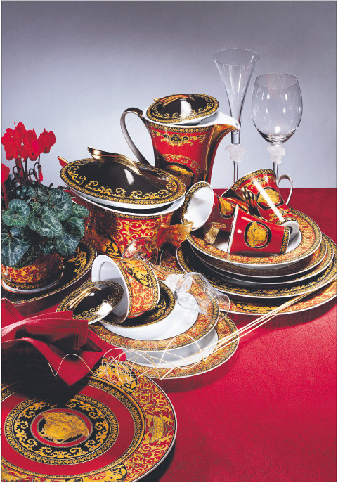 Gianni Versace zaprojektował zestaw porcelany marki Rosenthal. Naczynia zdobione są charakterystycznym dla projektanta motywem Meduzy Fot. Materiały prasowe