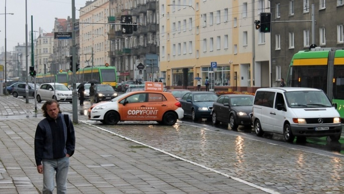 W dniach 8-11 listopada prowadzone będą prace torowe na ulicy Dąbrowskiego. W związku z tym tramwaje zwykle kursujące ulicą Dąbrowskiego będą jeździć zmienionymi trasami.