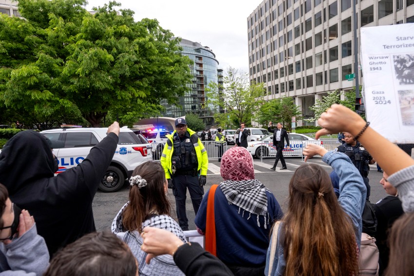 Propalestinski protest tokom Bajdenove svečane večere sa novinarima 27. aprila