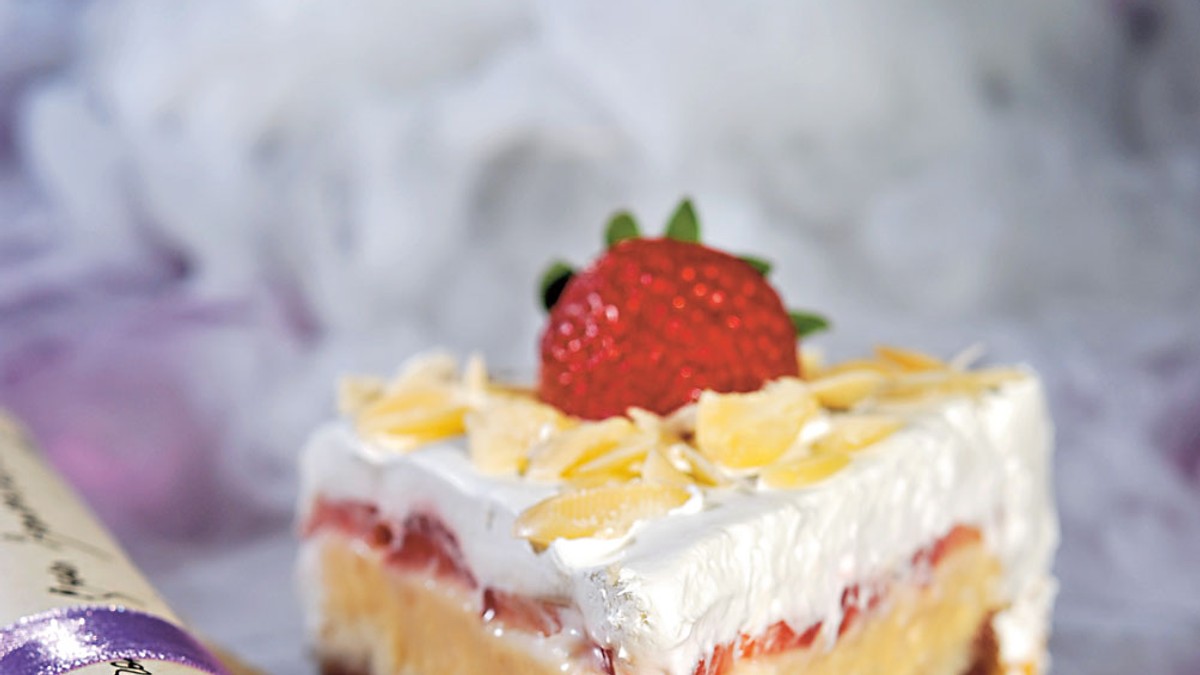 Kremasti kolač s jagodama