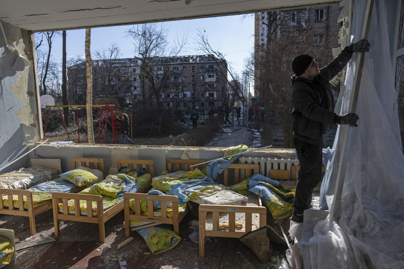 Jedna ze szkół w Kijowie, zniszczona po atakach armii rosyjskiej. 18 marca 2022 r.