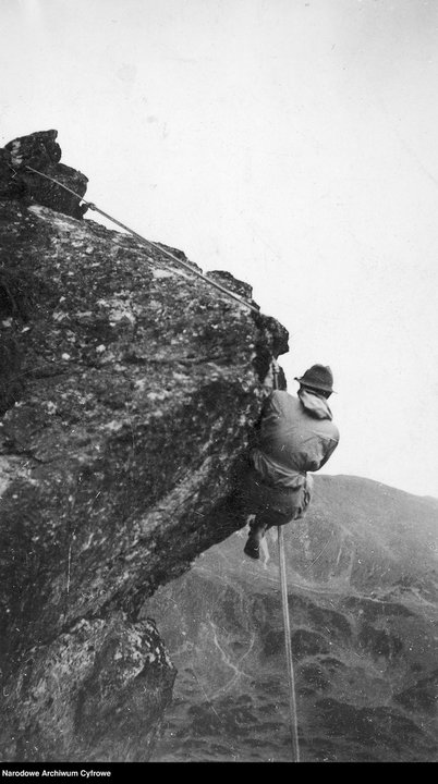 Wspinaczka wysokogórska w Tatrach - rok 1938 - zdjęcie pochodzi z archiwów Narodowego Archiwum Cyfrowego