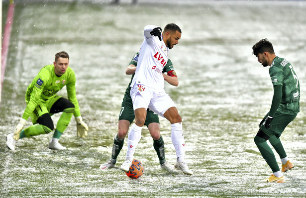 Piłkarze drużyny Śląsk Wrocław - bramkarz Matus Putnocky (L), Mariusz Pawelec (C-tył) i Israel Puerto (P) oraz Felicio Brown Forbes (C-przód) z zespołu Wisła Kraków podczas meczu Ekstraklasy