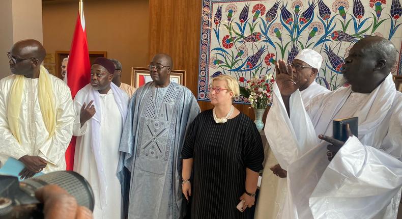 Le Khalife général des Mourides, Serigne Mountakha Mbacké, a offert 100 millions FCFA à la Turquie pour venir en aide aux victimes des violents séismes survenus dans le pays partenaire économique du Sénégal.