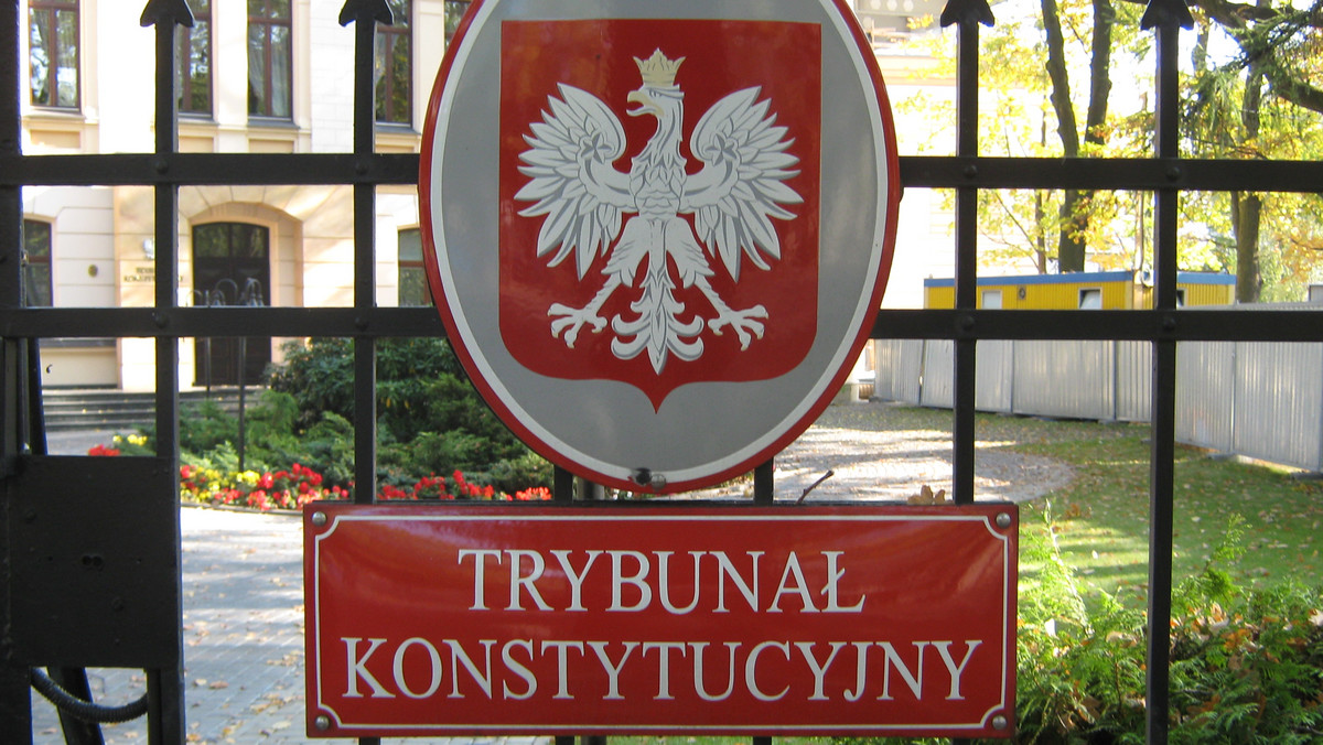 Minister może odpowiadać przed sądem karnym za przestępstwa popełnione w związku z zajmowanym stanowiskiem, jeśli Sejm nie postawił go przed Trybunałem Stanu - brzmi wyrok Trybunału Konstytucyjnego z 2001 roku.