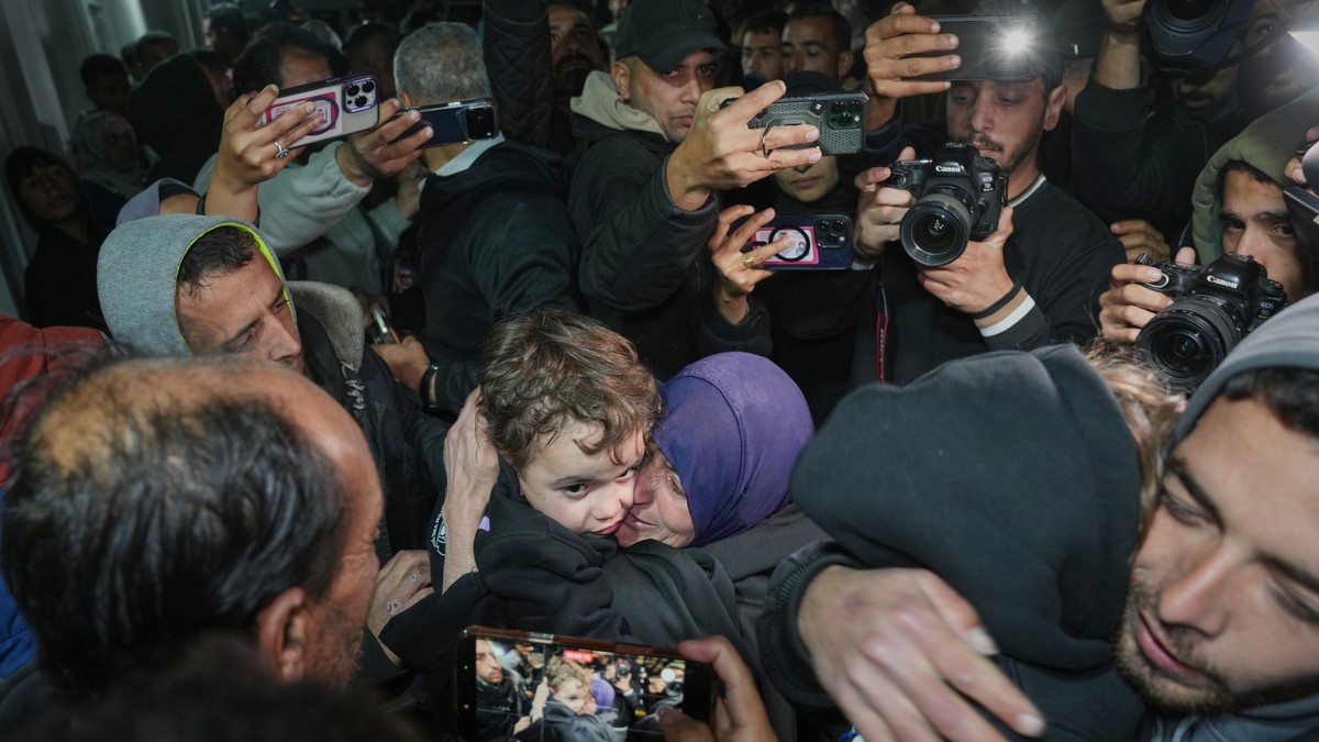 Nadžat Rubaje (u centru desno) grli jednog od svojih unuka nakon što su stigli sa majkom kao deo grupe od 12 palestinskih povratnika kojima je dozvoljen ulazak u Gazu nakon otvaranja graničnog prelaza Rafa