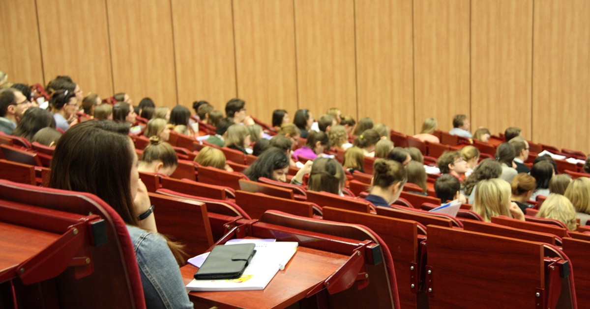 W jakich krajach studenci wrócą na uczelnie? Czy w ogóle? - Kobieta