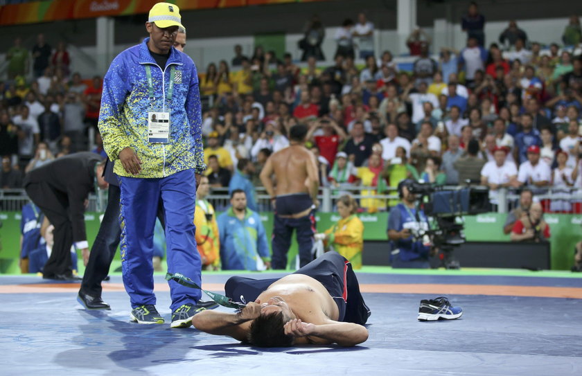 Rio 2016: Zapaśnik okradziony z medalu. Jego trenerzy rozebrali się!