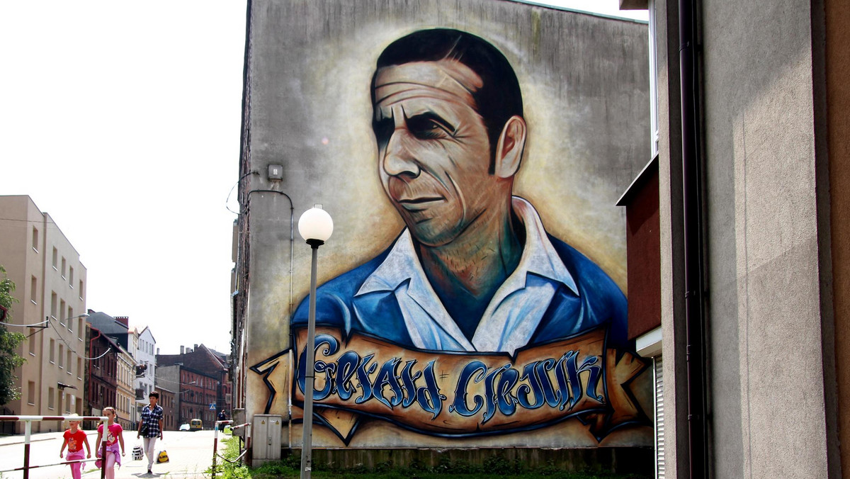 Od dziś na ścianie kamienicy przy ulicy Miarki 21 w Chorzowie można oglądać mural poświęcony Gerardowi Cieślikowi. To kolejny, po ławeczce pod pocztą czy Rondzie Gerarda Cieślika, hołd złożony legendarnemu piłkarzowi w Chorzowie. Ogromny portret powstał z inicjatywy kibiców Ruchu Chorzów.