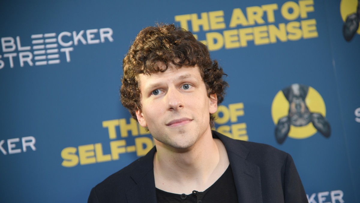 To nie jest tajemnica - znany aktor Jesse Eisenberg wielokrotnie podkreślał, że jego przodkowie pochodzą z Polski. W swoim niedzielnym podcaście "The Open Ears Project" opowiedział o swojej ostatniej wizycie w naszym kraju i spotkaniu się z członkiem rodziny, który przeżył Holokaust i II wojnę światową.