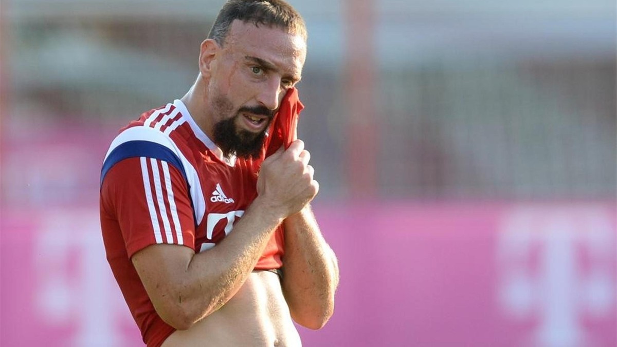 Francuski pomocnik nie ma w ostatnim czasie szczęścia. Franck Ribery zmaga się z kontuzjami. Tym razem zawodnik Bayernu Monachium narzekał na uraz kolana. Z tego powodu nie był w stanie występować od połowy września. W środę 31-letni piłkarz wrócił do zajęć z zespołem mistrza Niemiec.