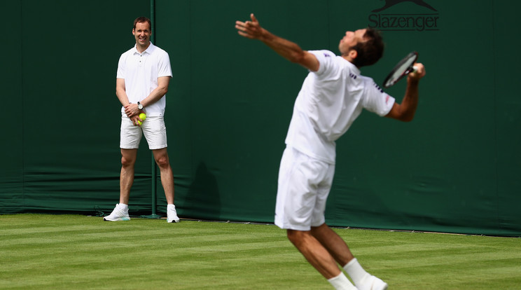 Petr Cech, a labdaszedő (hátul) /Fotó: Europress-GettyImages