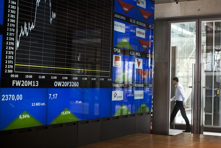 Giełda Papierów Wartościowych w Warszawie. Nakłady na rozwój warszawskiej giełdy nie są inwestycją w dosłownym tego słowa znaczeniu. To raczej dobrze przemyślana strategia, która pozwoliła GPW stać się jedną z najważniejszych giełd Europy Środkowo-Wschodniej. Jeszcze w latach 90-tych nikt nawet nie pomyślałby, że warszawska giełda będzie w stanie stawać w szranki z giełdą w Wiedniu czy Budapeszcie. Dziś to Warszawa jest ich największym konkurentem. Szereg decyzji związanych ułatwianiem dostępu do parkietu, inwestowaniem w infrastrukturę i budowaniem wizerunku giełdy sprawiły, że GPW stała się europejskim liderem pod względem debiutów i jest coraz bardziej liczącym się graczem na arenie międzynarodowej. GPW postawiła sobie za cel stworzenie w Warszawie finansowego centrum regionu. Szanse zrealizowanie tego scenariusza są coraz większe, gdyż GPW prowadzi właśnie rozmowy z grupą giełd Wiedeń-Praga-Budapeszt w sprawie konsolidacji parkietów.