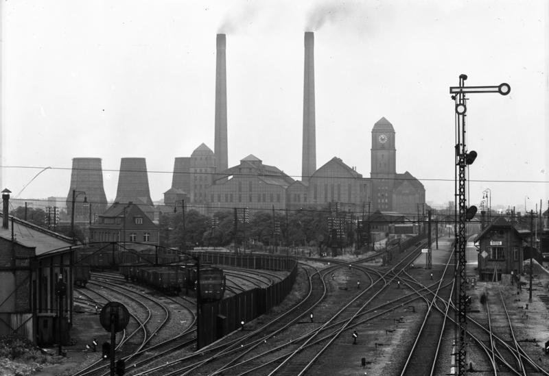 Elektrownia widziana z wiaduktu w Bobrku, lata 30. XX. w. Zlokalizowana pomiędzy torami tworzącymi wspólnie kształt trójkąta. W przypadku obrony elektrowni, miały tam stanąć pociągi pancerne, które miały utrudnić zdobycie strategicznego obiektu