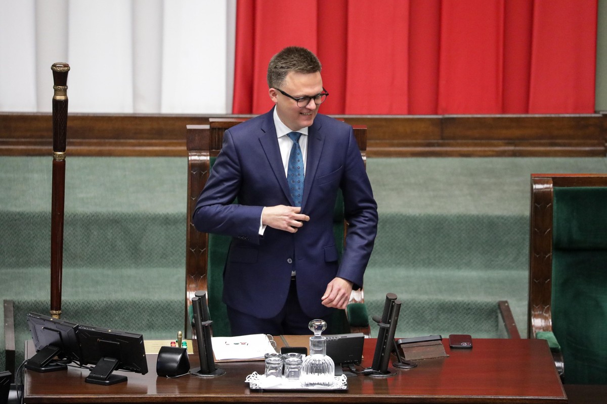 Marszałek Sejmu Szymon Hołownia na sali obrad Sejmu w Warszawie
