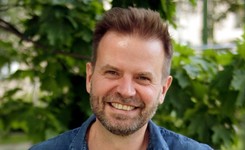 Sąd ukarał Rafała Betlejewskiego. Grzywna za projekt 'Tęsknię za Tobą, Żydzie'