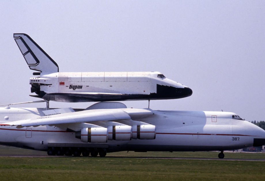 Antonow An-225 Mrija z promem kosmicznym Buran podczas salonu lotniczego Paris Air Show w 1989 r. 