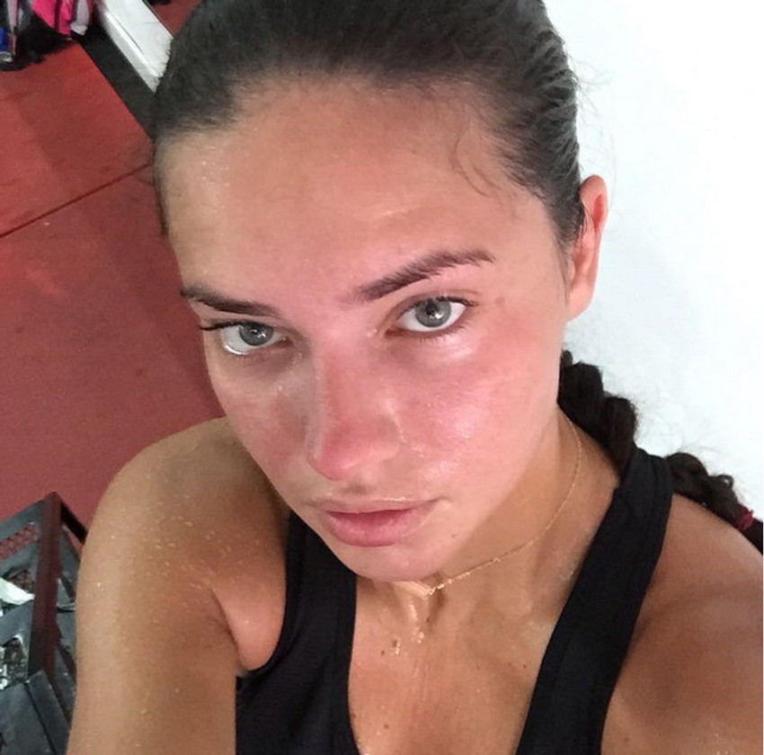 Adrijana Lima više puta je isticala da je za njenu zavidnu figuru zaslužan strogi režim fizičke aktivnosti, a kako izgleda nakon jednog takvog napornog treninga pokazala je na Instagramu. U prvom planu je njeno lice bez trunke šminke, crveno i obliveno znojem.