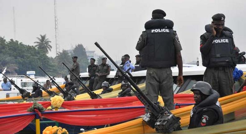 Robbers sink gunboat during attack on police station