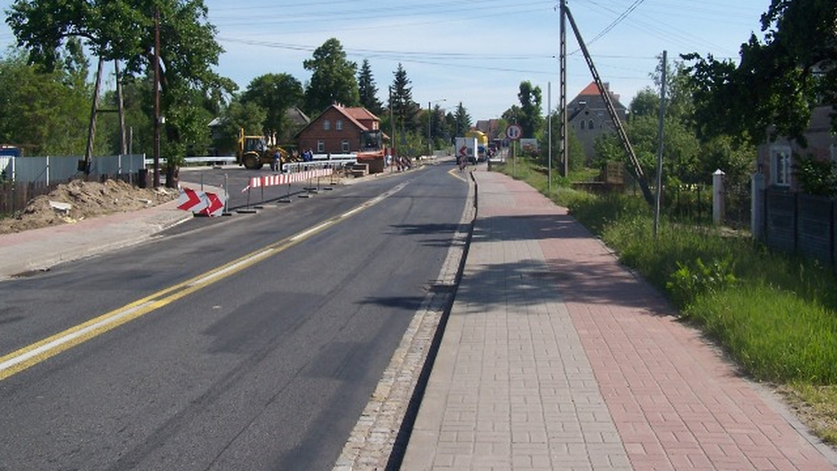 W miejscowościach Lubienia i Rudnik przy drodze krajowej numer 9 rozpoczyna się budowa trzech odcinków chodników. To pierwsza w tym roku w Świętokrzyskiem inwestycja realizowana w ramach Programu Likwidacji Miejsc Niebezpiecznych, który ujęty jest w Programie Budowy Dróg Krajowych na lata 2014 – 2023.